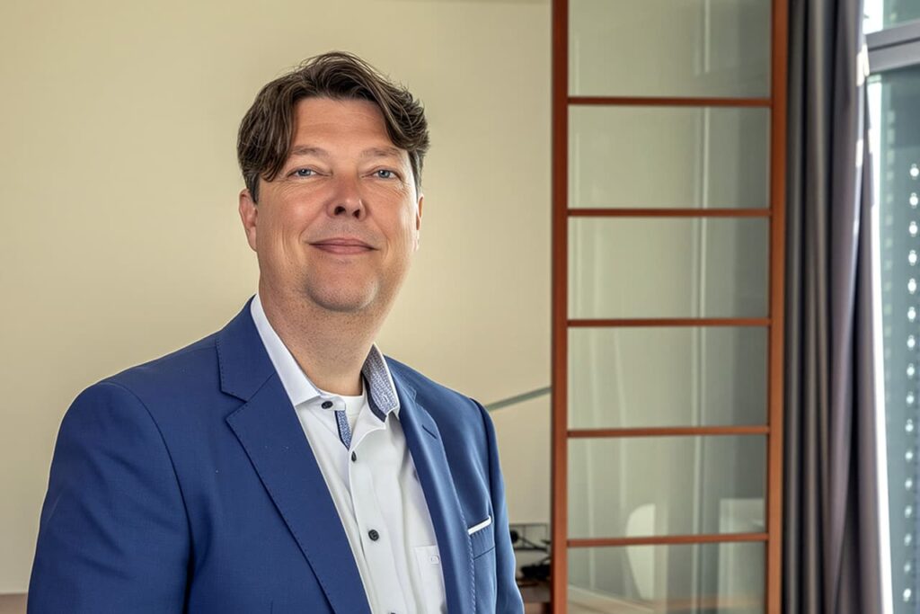 Retrato profesional del consultor de carrera con vestimenta de negocios